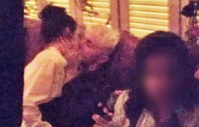 Kendall Jenner bị chỉ trích lăng nhăng khi hôn em trai Gigi Hadid