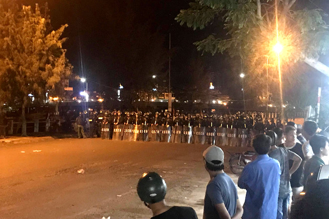 99 người quá khích bị tạm giữ trong đêm thứ 2 gây rối ở Bình Thuận
