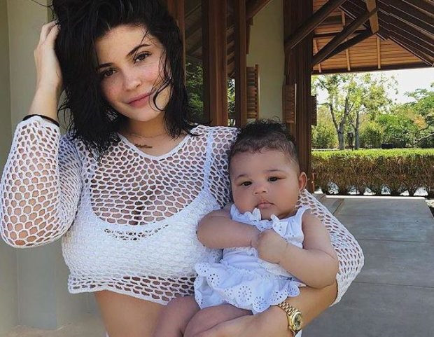 Kylie Jenner xóa hết ảnh con gái trên Instagram vì bị dọa bắt cóc