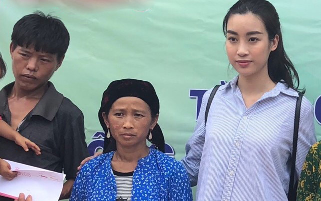 Hoa hậu Đỗ Mỹ Linh đi cứu trợ đồng bào bị lũ quét ở Hà Giang