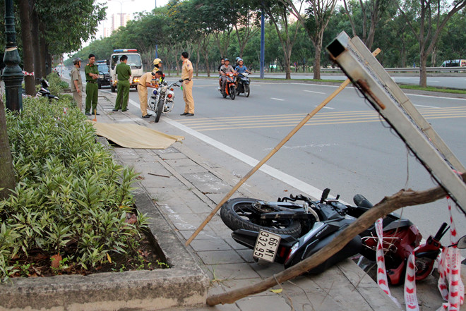 Nam thanh niên gục chết cạnh xe máy trên vỉa hè Sài Gòn
