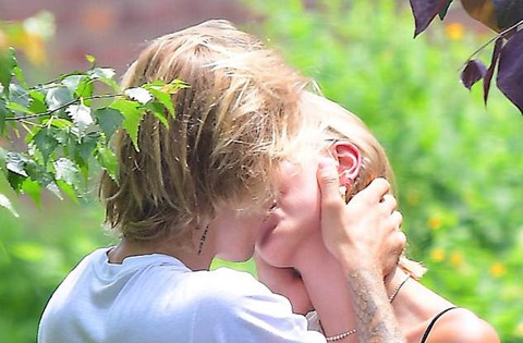 Justin Bieber và tình mới hôn nhau đắm đuối trong vườn hoa