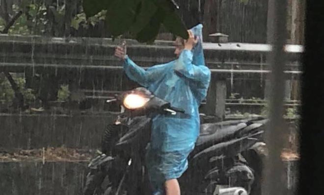 Cô gái selfie giữa trời mưa sau đợt nóng kéo dài được tìm thấy