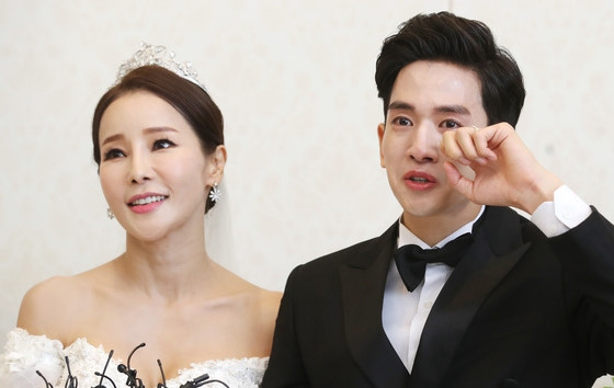 Ca sĩ Hàn Quốc bật khóc trong ngày kết hôn với vợ hơn 17 tuổi