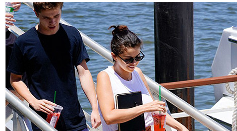 Selena Gomez vui vẻ bên chàng trai lạ giữa tin Justin Bieber đính hôn