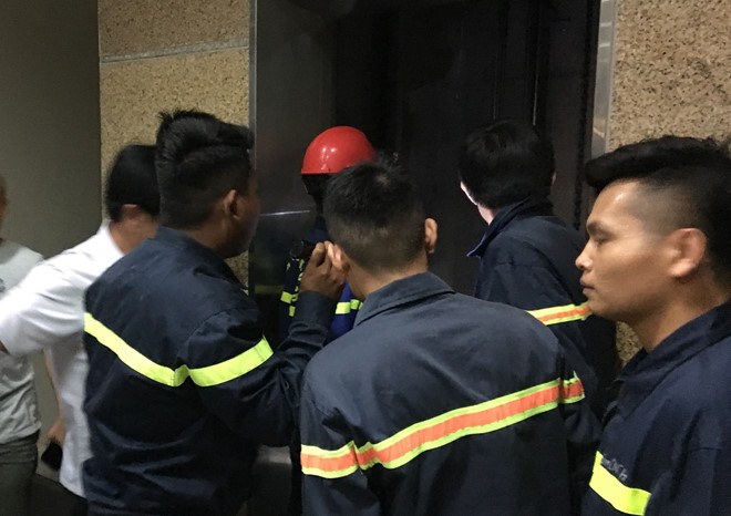 Cảnh sát giải cứu 10 người kẹt trong thang máy thư viện