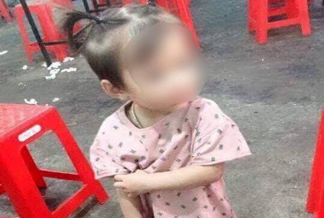 Bé gái 2 tuổi mất tích khi chơi ở sân nhà