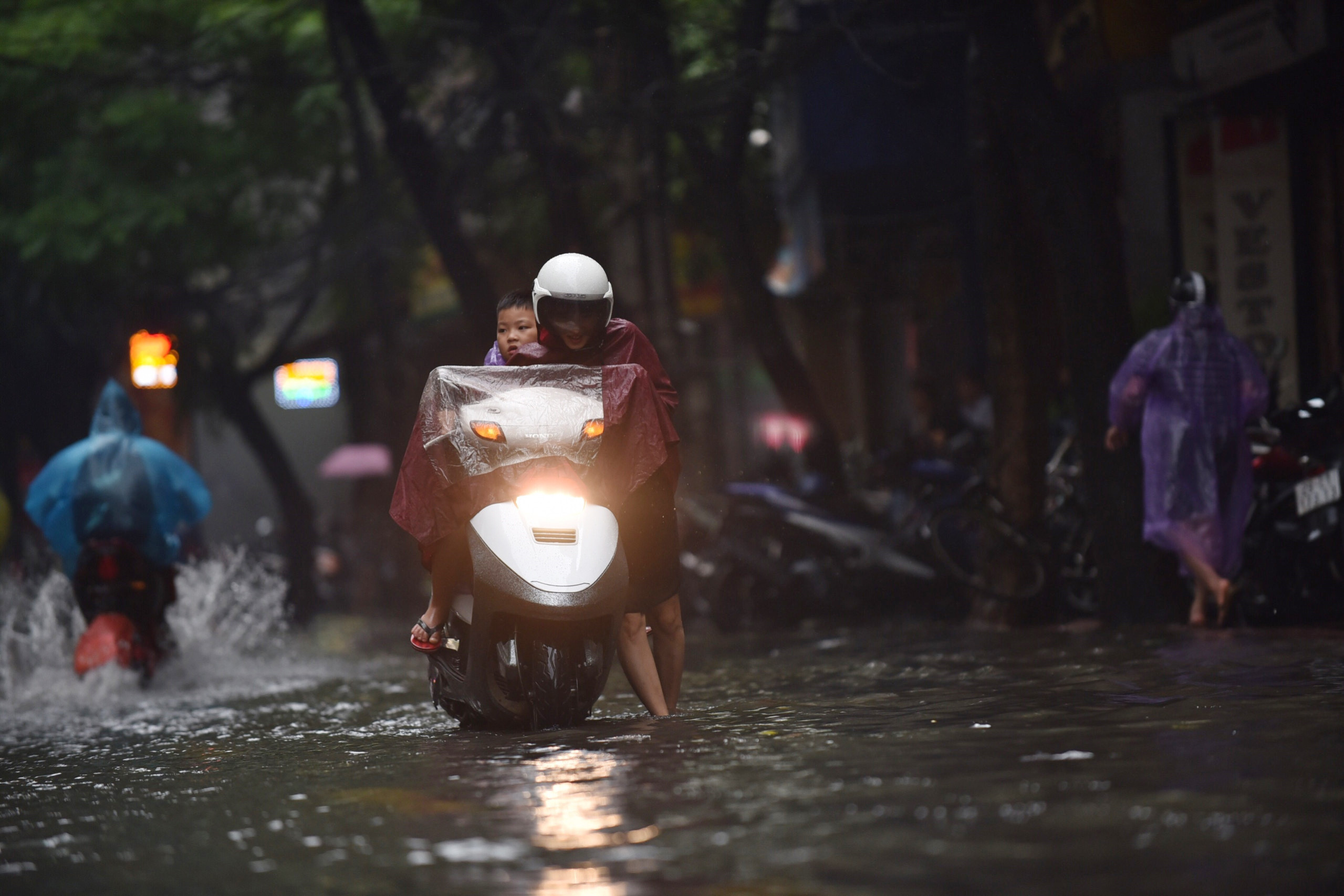 Nhiều tuyến đường Hà Nội ngập nước sau trận mưa lớn