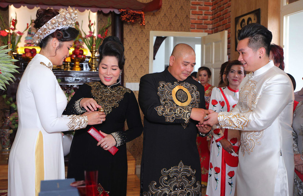 NSND Hồng Vân, Lê Tuấn Anh hạnh phúc trong ngày cưới con gái ở Sài Gòn