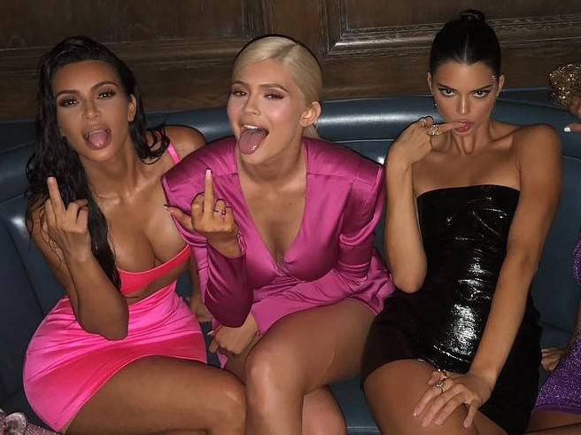 Chị em Kylie Jenner đồng loạt giơ 'ngón tay thối' trong tiệc sinh nhật