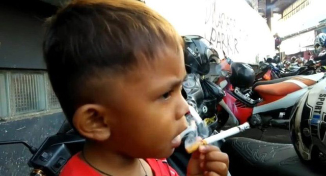 Sốc với bé 2 tuổi được mẹ cho phì phèo mỗi ngày 40 điếu thuốc lá