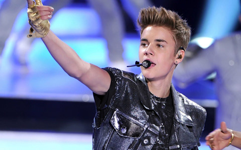 Justin Bieber lập kỷ lục Guinness, đánh bại thành tích của chính mình