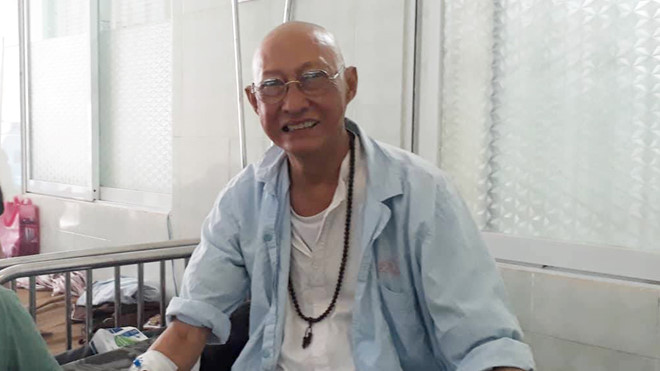 Nghệ sĩ Lê Bình nằm giường hành lang 200.000 đồng trị ung thư