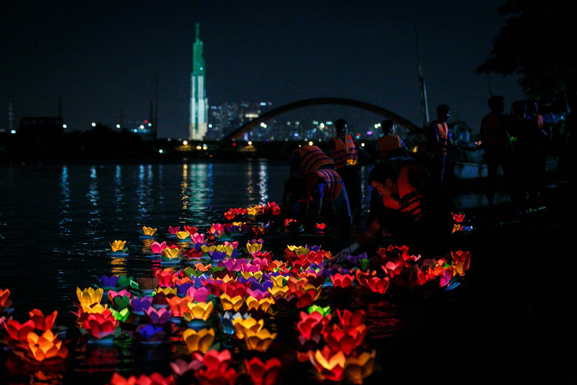 Hoa đăng rực sáng sông Sài Gòn đêm rằm tháng bảy