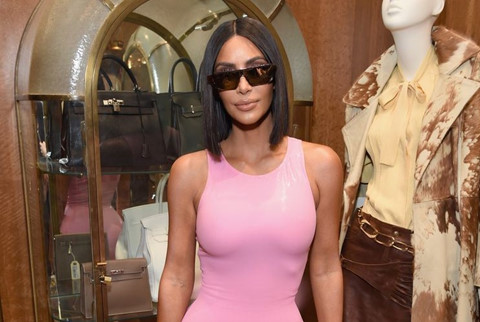 Kim Kardashian lạ mắt với váy cao su giữa dàn mỹ nhân mặc đẹp tuần qua