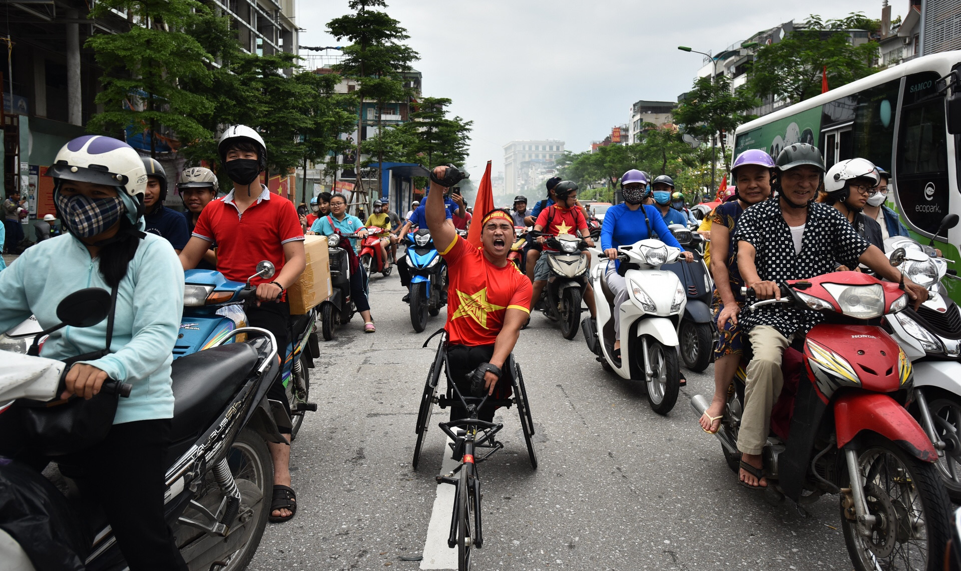 Người hâm mộ cả nước xuống đường cổ vũ cho Olympic Việt Nam