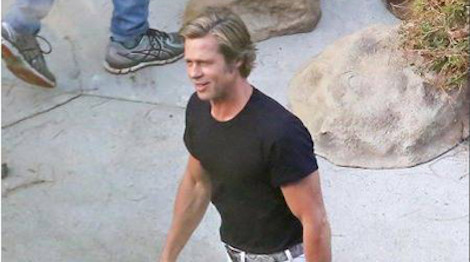 Brad Pitt vui vẻ trên phim trường sau thỏa thuận nuôi con với vợ cũ