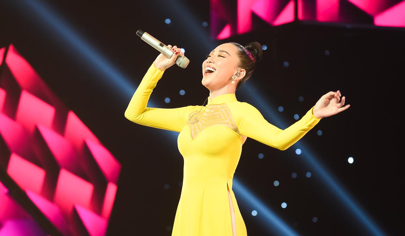 Tóc Tiên vẫn quyến rũ khi mặc áo dài, lấn át thí sinh The Voice 2018