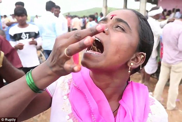 Lễ hội cho bọ cạp độc tự do bò trên người ở Ấn Độ