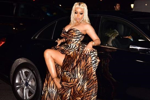 Thời trang khoe vòng một phản cảm của Nicki Minaj
