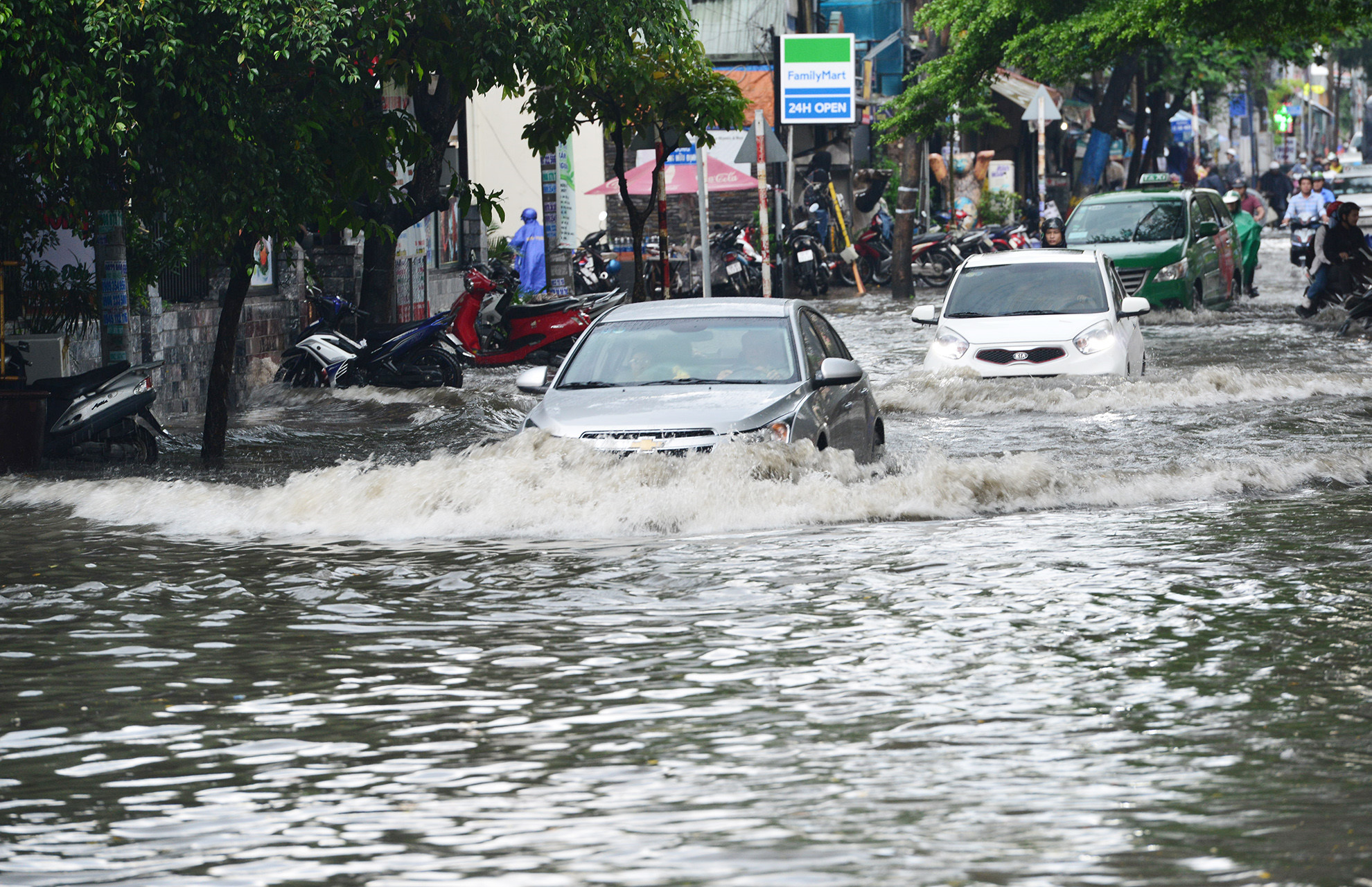 Khu nhà giàu Sài Gòn lại chìm trong biển nước sau mưa lớn