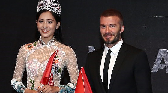 Tiểu Vy tặng cờ Việt Nam cho David Beckham tại sự kiện ra mắt Vinfast