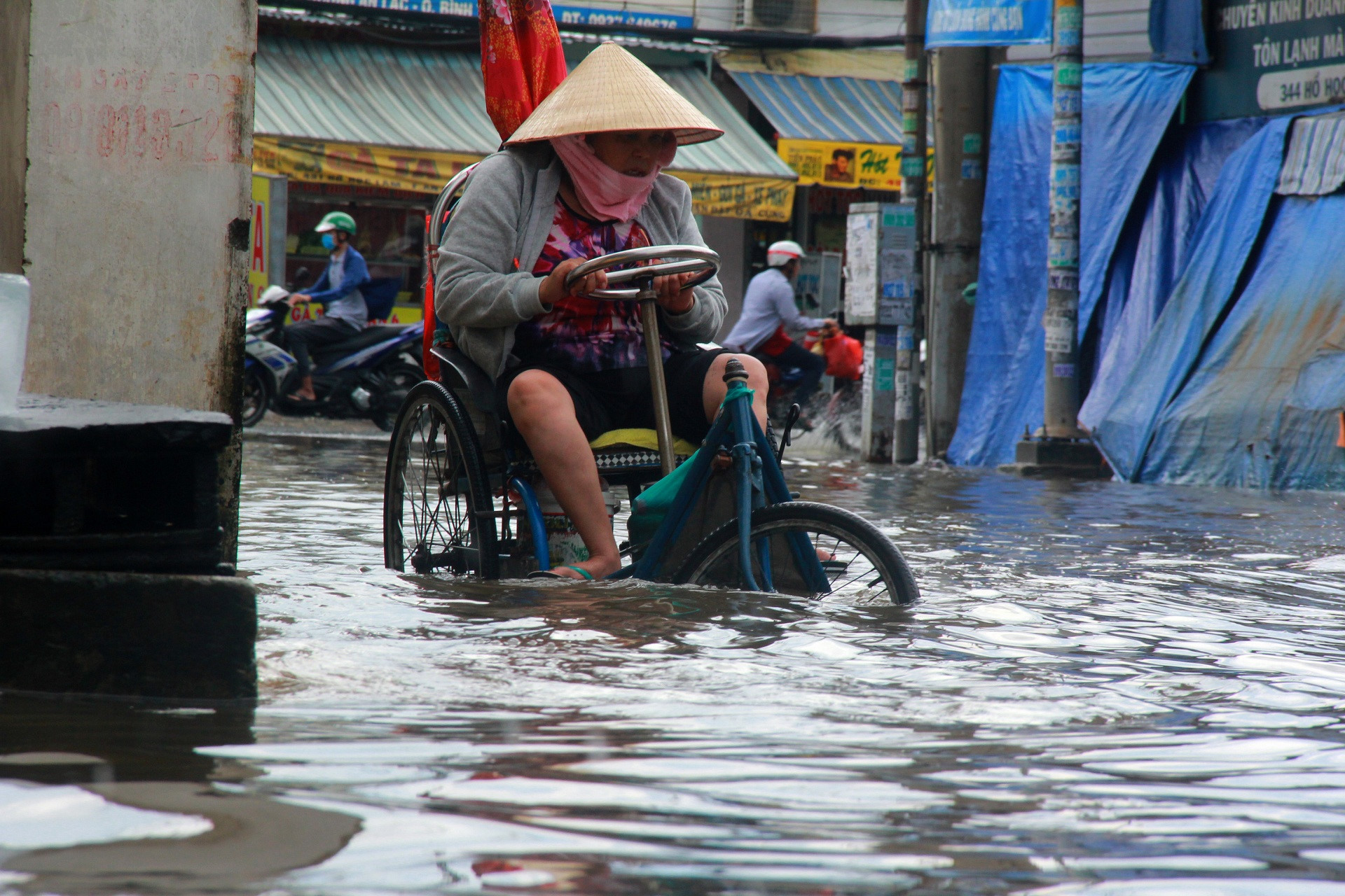 Đường Sài Gòn ngập sâu 3 ngày, nước chưa rút