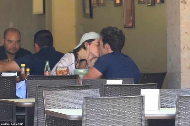 Emma Watson bị bắt gặp ôm hôn bạn trai mới