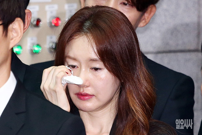 Nữ diễn viên Hàn Quốc say xỉn không mở nổi mắt ở họp báo