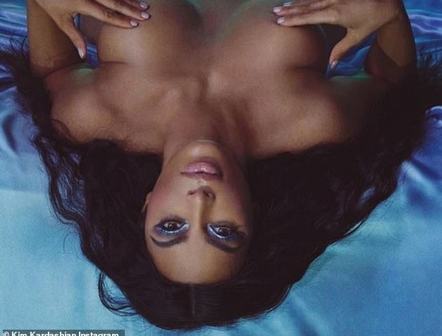 Kim Kardashian bị chỉ trích vì khoe thân phản cảm