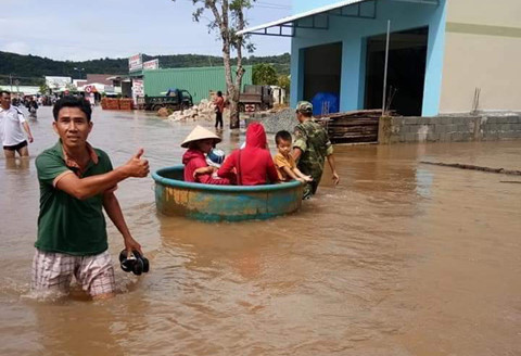 Người dân Phú Quốc vất vả bơm, tát nước sau mưa lớn