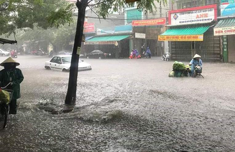TP Thanh Hóa ngập sâu, giao thông rối loạn do mưa lớn