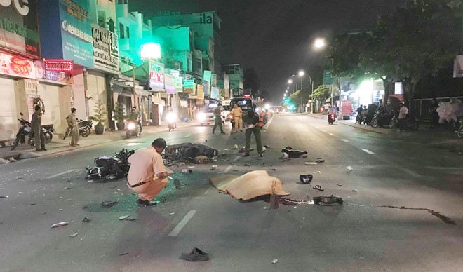 Xe máy tông nhau ở Sài Gòn, 2 người tử vong