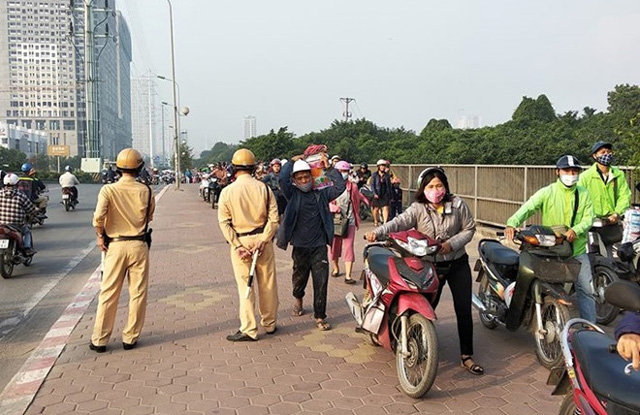 Đoàn người dắt xe máy 200 m để tránh bị phạt
