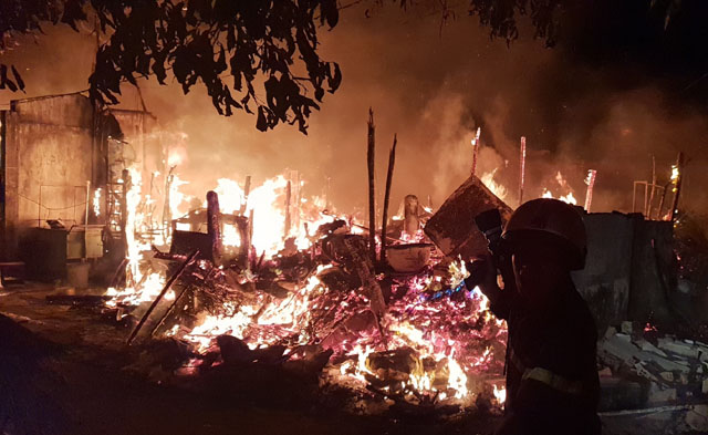 Cháy lán trại, người dân ôm tài sản tháo chạy trong đêm