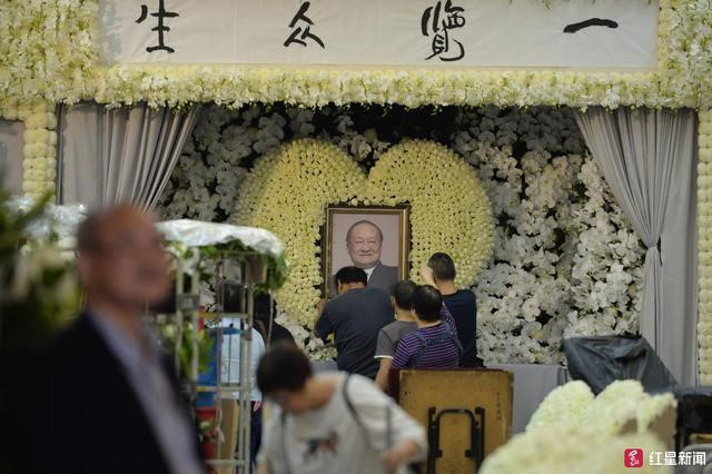 Gia đình lo tang lễ Kim Dung, Jack Ma và Lưu Đức Hoa gửi hoa viếng