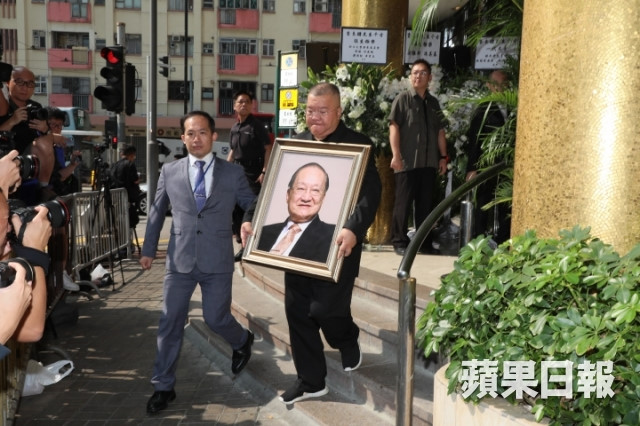 Tỷ phú Jack Ma và các nghệ sĩ đưa Kim Dung về nơi an nghỉ cuối cùng