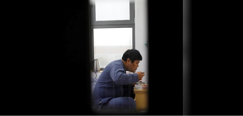 Quá áp lực với cuộc sống, giới trẻ Hàn Quốc trả tiền để được đi tù