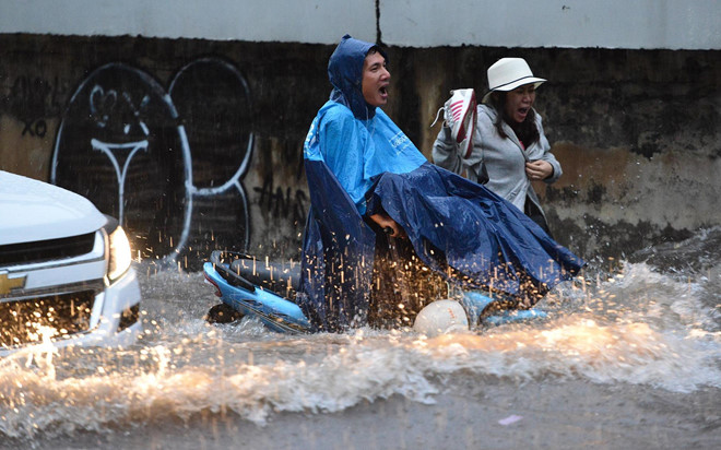 Sài Gòn ngập lụt và giấc ngủ đứng của người dân trong bão số 9 Usagi
