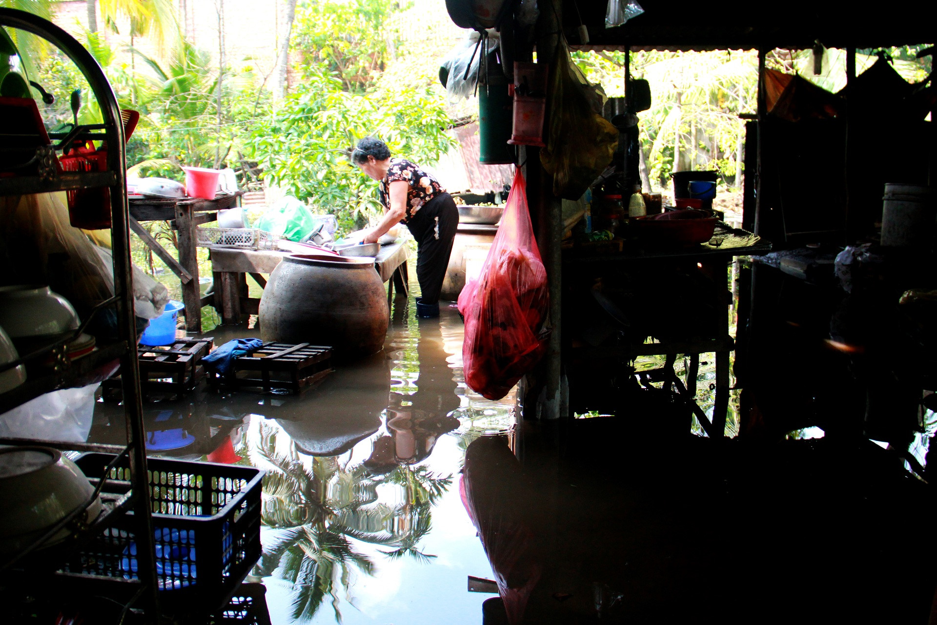3 ngày sau bão Usagi, nhiều nơi ở Sài Gòn vẫn ngập sâu