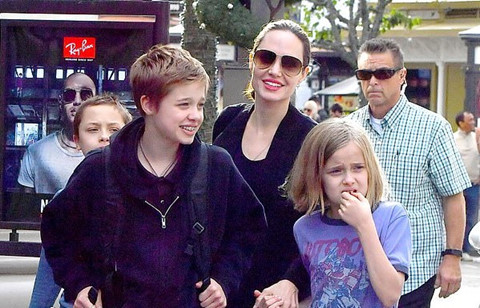 Angelina Jolie dẫn các con đi mua sắm sau khi đạt thỏa thuận ly hôn