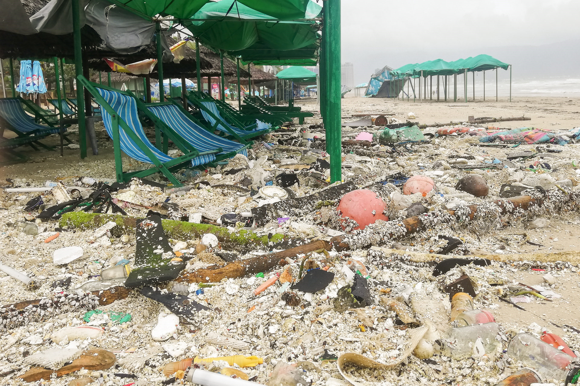 Rác ngập bãi biển Đà Nẵng sau mưa lụt