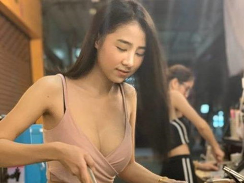 Cô chủ quán mỳ Thái Lan đông khách nhờ có vẻ ngoài nóng bỏng
