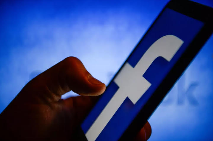 Facebook: 'Đọc tin nhắn người dùng để phục vụ đối tác'