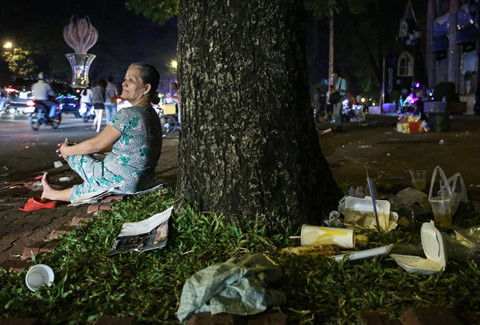 Đường phố Sài Gòn, Hà Nội ngập rác đêm Giáng sinh