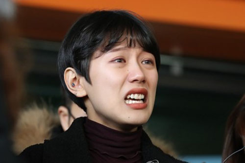 Hot girl Hàn bị 20 gã đàn ông xâm hại tình dục nức nở khi rời tòa