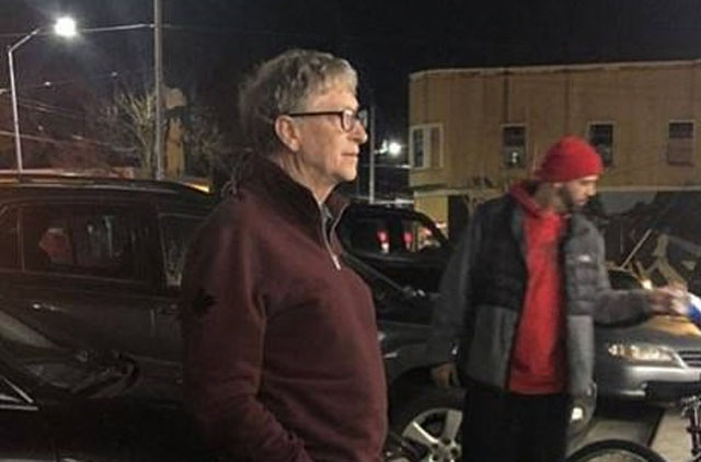 Bill Gates xếp hàng mua thức ăn nhanh