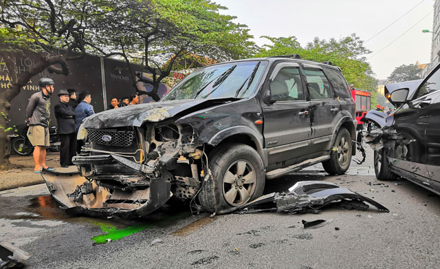 Ford Escape tông liên hoàn trên phố, một người tử vong