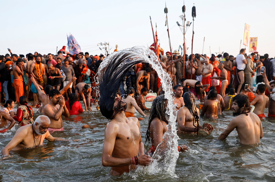 18 triệu người Ấn Độ tắm sông thiêng trong ngày đầu lễ hội Kumbh Mela