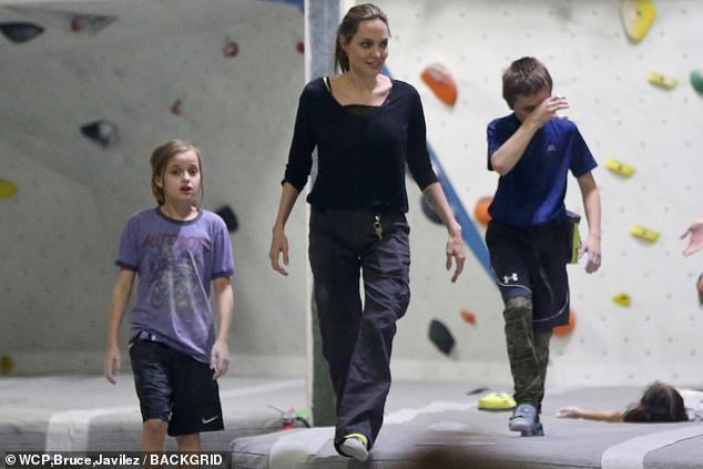 Angelina Jolie đưa các con đi chơi giữa tin Brad Pitt có tình mới